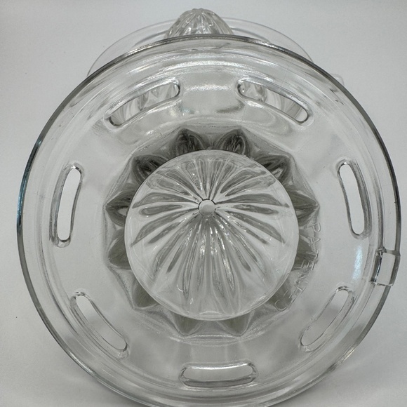 Vintage double stacked glass citrus juicer. - Picture 5 of 7